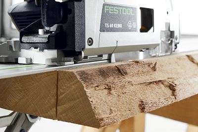Detailní snímek okružní pily Festool, která řeže dřevo