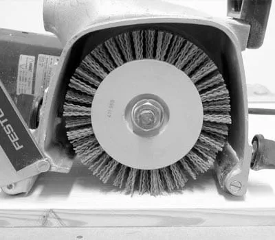 Po dosažení požadovaného strukturovaného efektu se kartáč vymění za rustilonový kartáč s plastovými štětinami