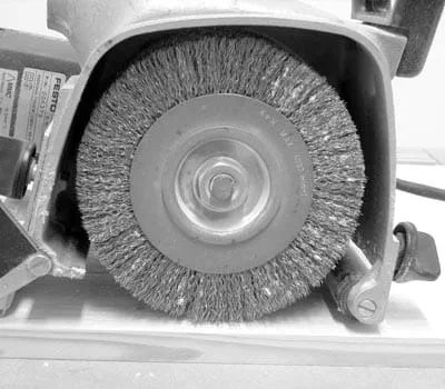 Pro strukturování se používá rustilonový kartáč s ocelovými prameny