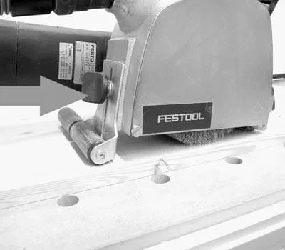 Zadním nastavovacím kolečkem se nastaví požadovaná hloubka struktury