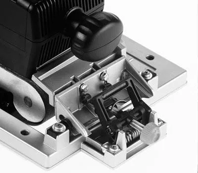 Nazdvihnutím pásové brusky lze zkontrolovat již obroušený povrch