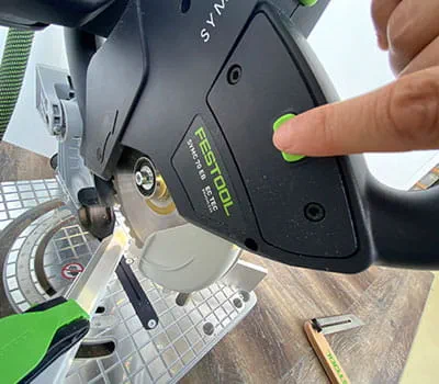 V případě potřeby se dorazové pravítko odsune