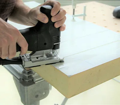 Se stejnoměrným posuvem vyřízněte do sendvičové desky výřez, resp. zaoblení.