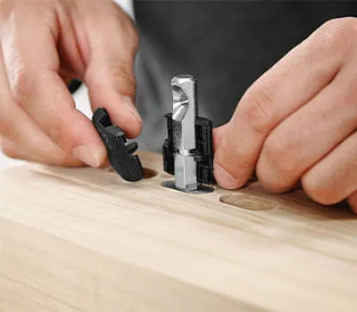 Nasazení polovin kolíkových klipsů na kotevní čep