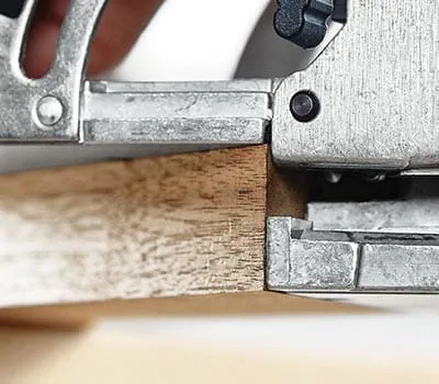 Pro druhý frézovaný otvor si buď vyznačte jeho polohu, nebo posuňte nářadí stroj v jedné rovině směrem ven podle špičky zkosení