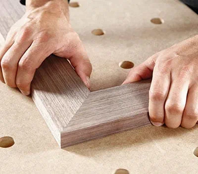 Poté spojte ramena rámu