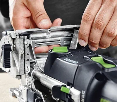 Nastavte výšku frézování analogicky podle tloušťky obrobku