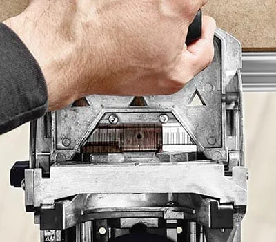 Frézované otvory je možné umísťovat pomocí označení nebo systému dorazů