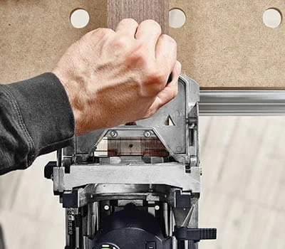 Druhý frézovaný otvor se zde umístí pomocí dorazového čepu