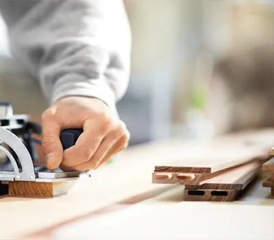 Pokud se mají do ramen dřevěného rámu po spojení vytvořit polodrážky nebo drážky, musí se hloubka drážky předem přičíst při frézování otvorů pro kolíky