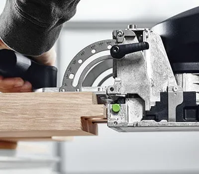 Vyznačte požadovanou polohu kolíku a pracujte s pomocí průzoru.