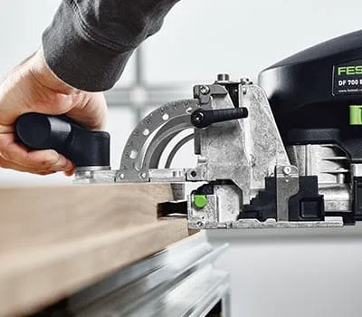 V podélném ramenu vyfrézujte také otvory s hloubkou frézování 70 mm