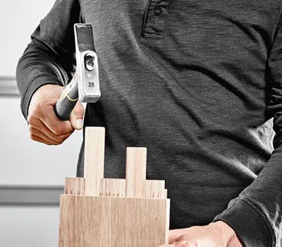 Na uříznutém kolíku srazte hrany pomocí brusného špalku