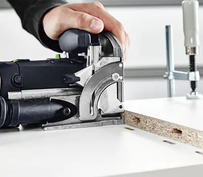 Frézování kolíkových otvorů do prostřední police