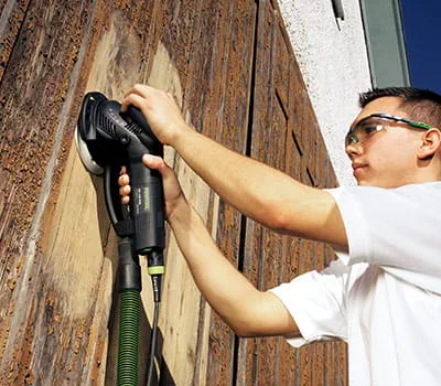 Broušení dřevěné stěny