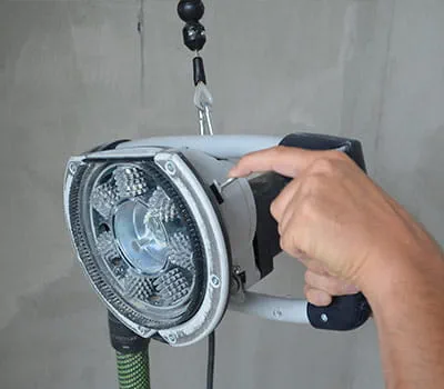 Bruska se zavěšením