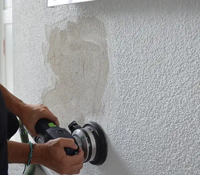 Obroušení hrubé omítky