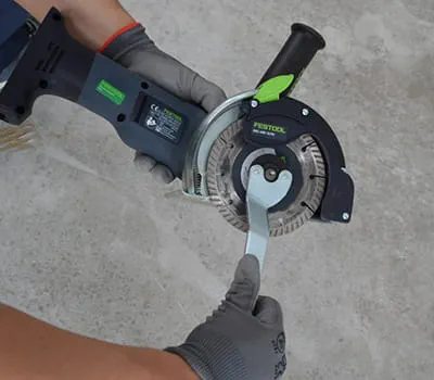 Montáž diamantového kotouče All-D 125 pomocí klíče se dvěma otvory