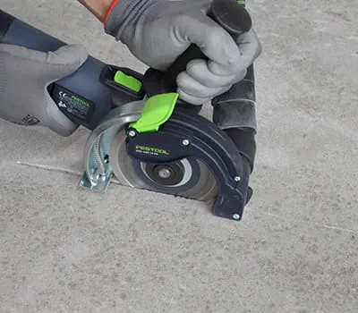 AGC DSC 125 nasaďte na prasklinu a pomalu zanořte.