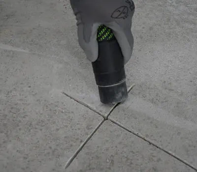 Prach a volné části odstraňte z prasklin mobilním vysavačem