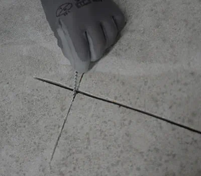 Vložte spojky do příčných spár.