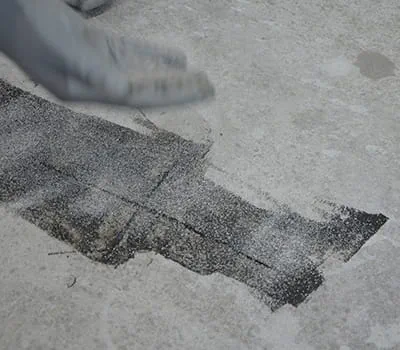 Povrch nevytvrzené pryskyřice posypte křemenným pískem.