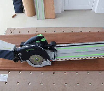 Řezání prken obložení