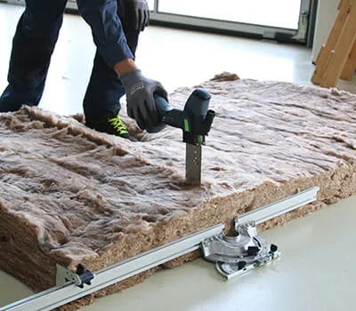 Řezání izolace mezi krokvemi