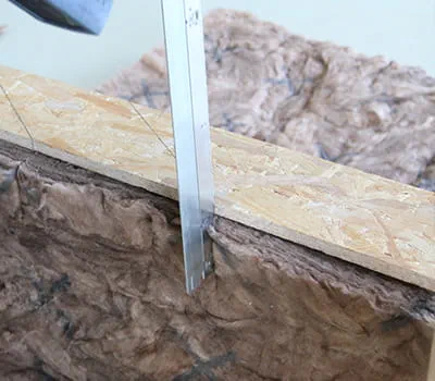 Přiložení šablon a vyříznutí izolace mezi krokvemi