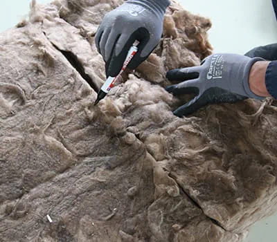 Přeneste značky na obě poloviny izolačního materiálu