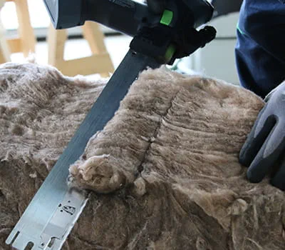 Řezání izolace mezi krokvemi