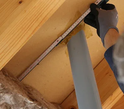 Změřte zbývající rozměr do středu trubky.