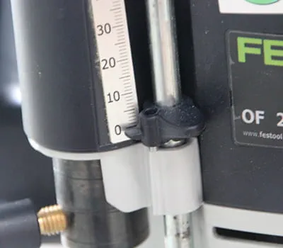 Ručičku hloubkového dorazu nastavte na nulu