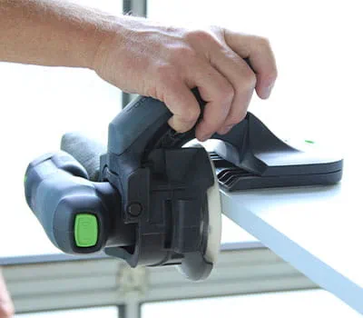 Vedení hranové brusky podél hrany