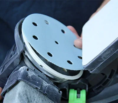 Upevnění brusiva na brusný talíř