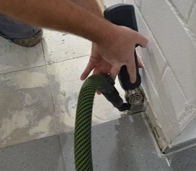 Odstranění poškozených dlaždic