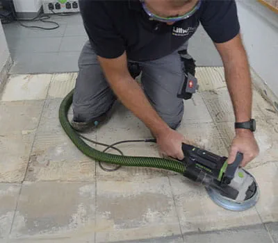 Odstranění lepidla na dlaždice