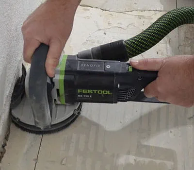 Odstranění lepidla na dlaždice u krajů