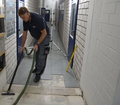 Vysátí prachu a uvolněných kusů