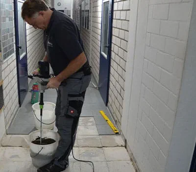 Rozmíchání lepidla na dlaždice míchadlem MX 1600