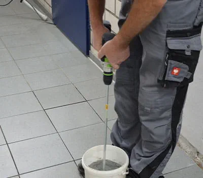 Rozmíchání spárovací hmoty