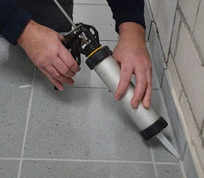  Vystříkání spáry silikonem