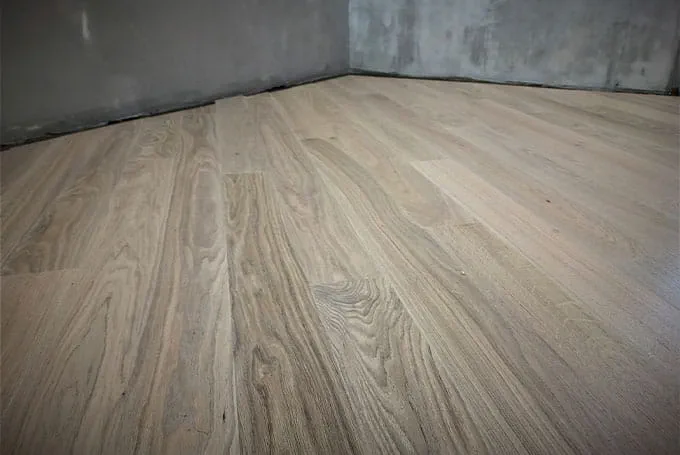 Pokládka dřevěných prken