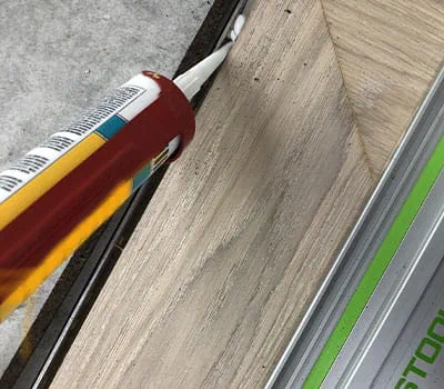 Nanesení montážního lepidla