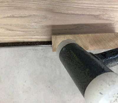 Přiklepnout kladivem