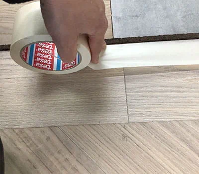 Nalepení krycí pásky