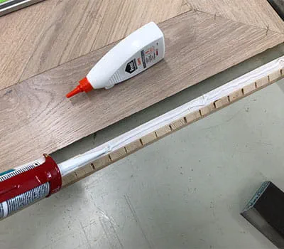 Nanesení lepidla na plochu