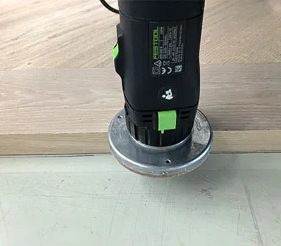 Frézu veďte pečlivě po celé délce