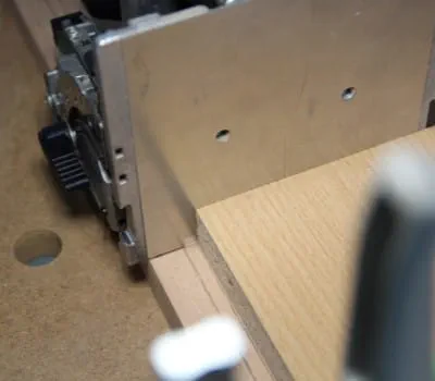 Spojení dna / horní desky se středovou příčkou