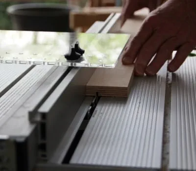 Vyříznutí drážek do dna zásuvky